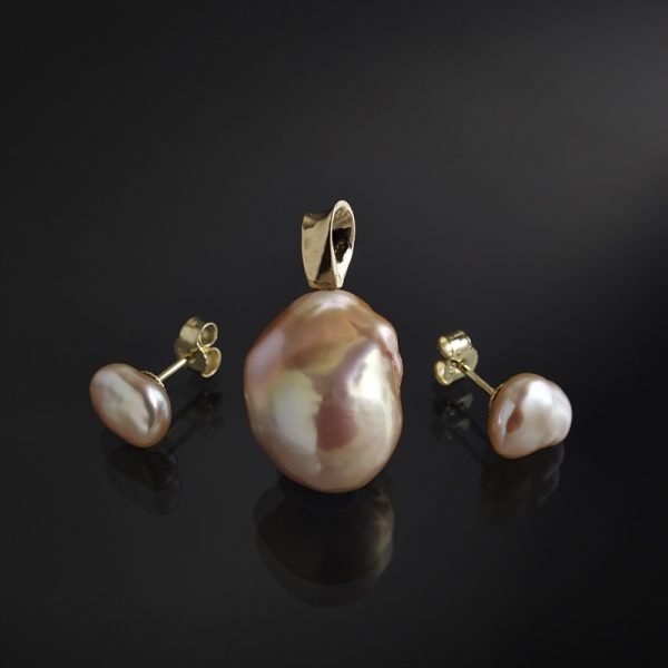 Freshwater Pearls Earrings and Pendant